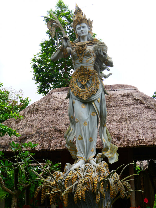 ズームアップ。<br /><br />ヒンズー教の美と繁栄、豊穣の女神「スリ・デビ（Shri Devi）」像です。<br />右手に持っているのは稲穂で、足下にも大量の稲穂があります。<br /><br />この女神は米の神でもあるそうです。