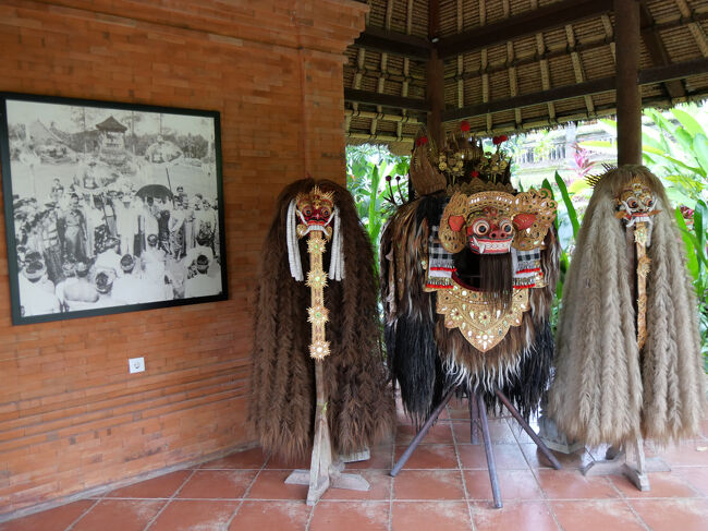 飾られているのはバリ舞踊の衣装。