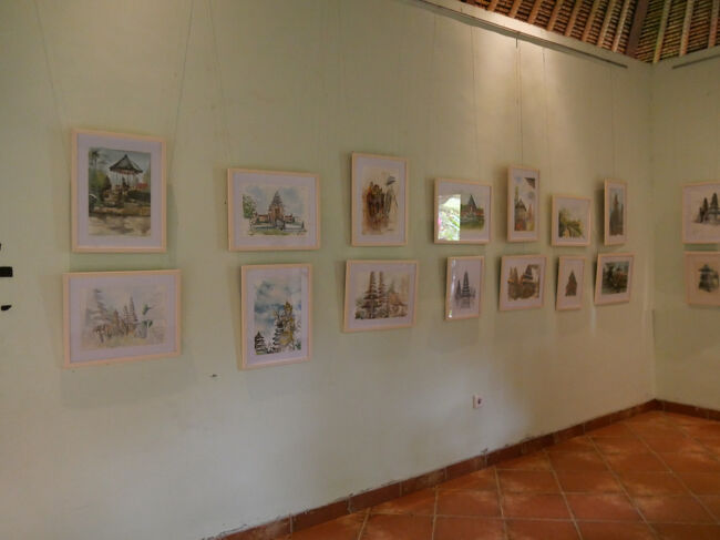 この棟にはタマン・アユン寺院の絵が飾られています。