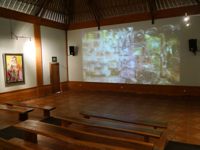 3番目の棟はミニシアターです。<br /><br />英語の解説で、タマン・アユン寺院やメングウィ王国にまつわるストーリーが約15分上映されています。