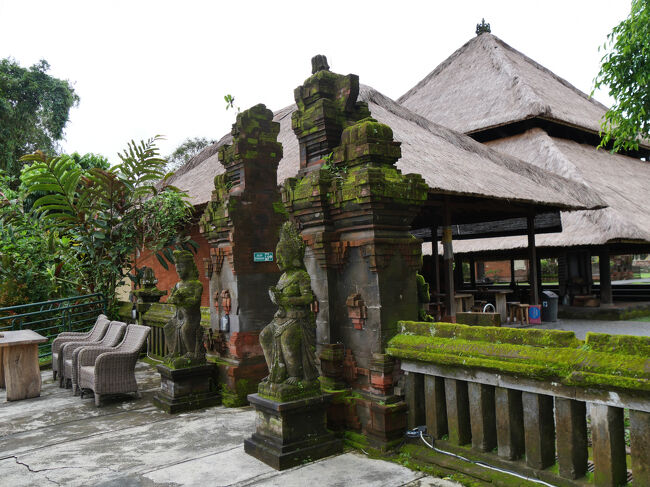 エキジビション・ルームを過ぎると割れ門があります。<br /><br />割れ門を潜ると元の参道に戻ります。