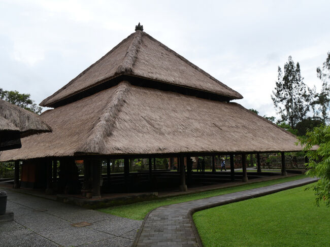 割れ門の前には、ワンティラン（Bale Wantilan)と呼ばれる大きな屋根の建物が見えてきました。