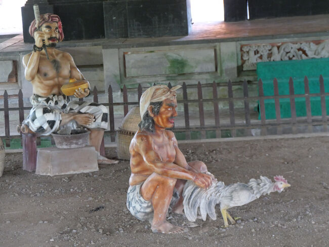 置かれたリアルな人形から闘鶏の様子が伝わってきます。