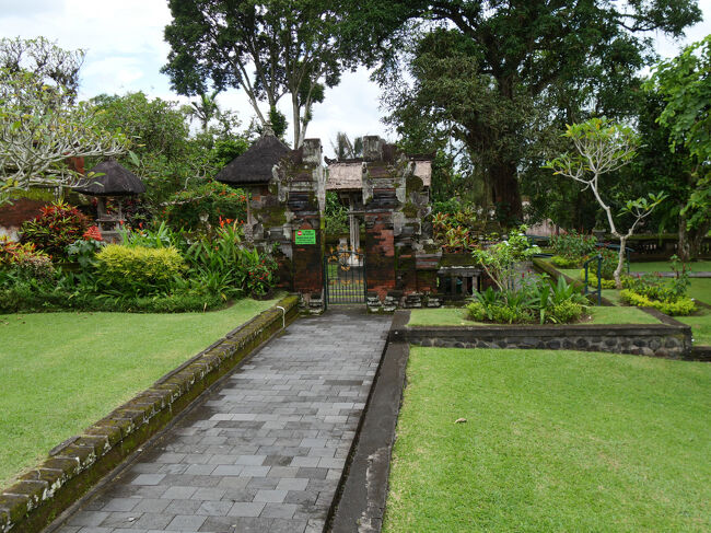 門の右側です。