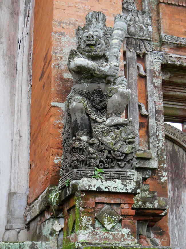 門の両脇に建つラクササ。<br />