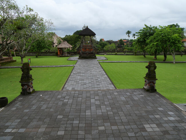 門からの中庭の眺め。