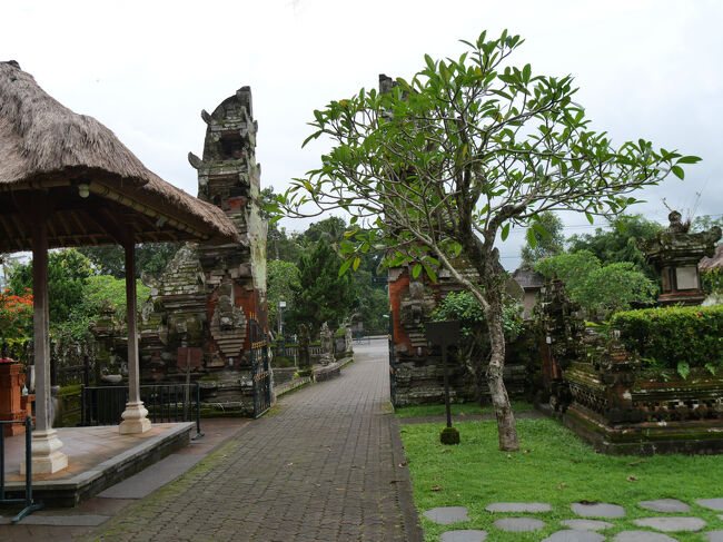 これでタマン・アユン寺院は終了。<br /><br />タナ・ロット寺院に戻ります。<br /><br />Grabのドライバーが、橋を渡った正面で待っていました。