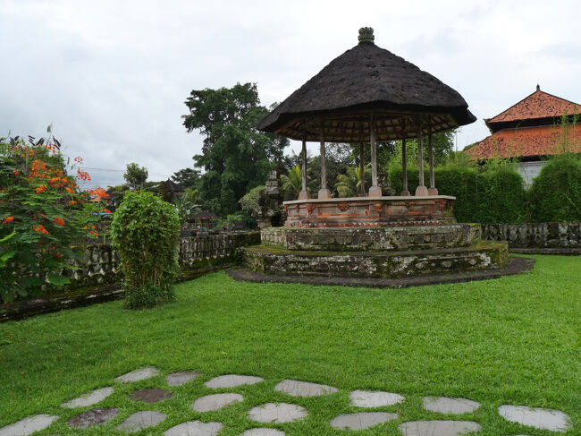 外庭に戻ってきました。<br /><br />噴水の奥に東屋風の建物「ベンゴン(Bale Bengong)」があります。<br /><br />Bengongは、インドネシア語で「物思い、空想にふける」という意味らしいので「夢想の部屋」ということかもしれません。