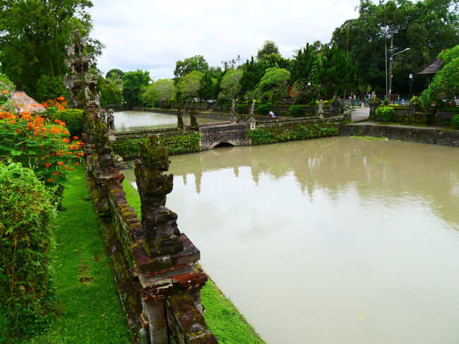 Bale Bengongのすぐ前は堀です。<br /><br />寺院入口の橋が見えています。