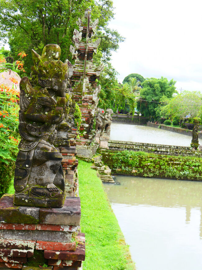 堀に沿った塀の上に並ぶ苔むした石像も味があります。