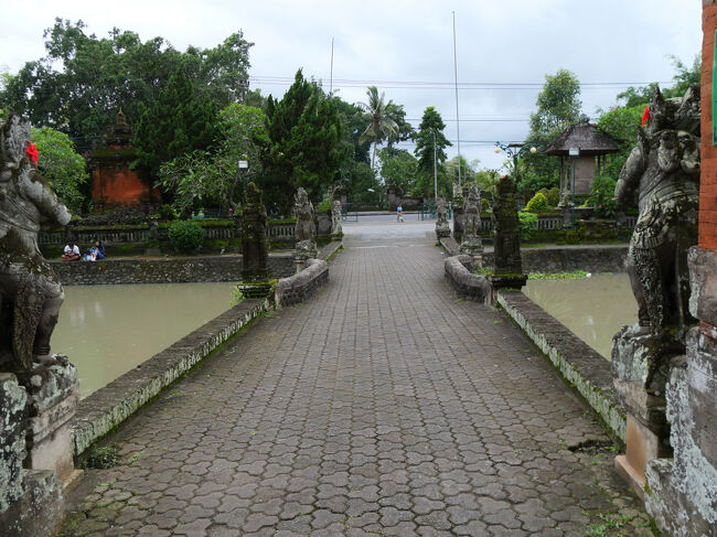 第1の割れ門からの入口方向の眺め。