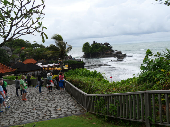 16：20、タナ・ロット寺院に戻ってきました。<br />復路も往路と同じく車で約40分かかりました。<br /><br />再入場は、最初の入場時のチケットを見せたら無料でした。<br /><br />夕日の名所ということなので夕日を見る為に戻ってきたのですが、タユン・アマン寺院から戻る途中に雨が降り出して、空が雲で覆われています。<br /><br />さて、美しい夕日を観賞することは出来るでしょうか。