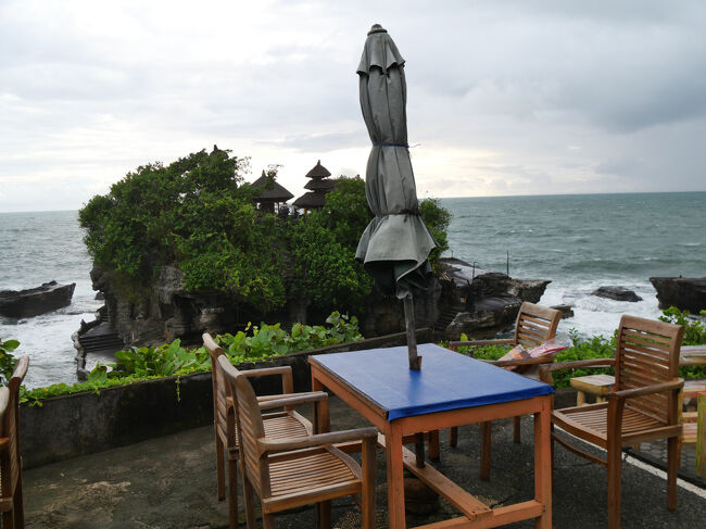 タナ・ロット寺院が間近に見えるこの席を確保。