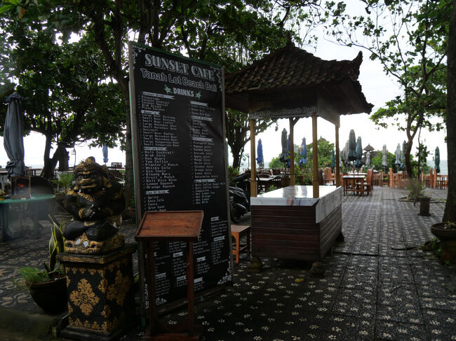 夕日鑑賞に備えて、高台にあるサンセットカフェへ。