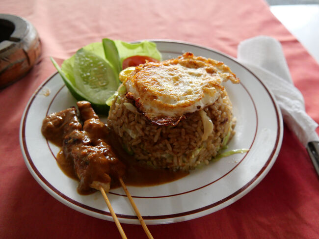 ナシ・ゴレン・ロイヤルです。<br /><br />インドネシア風チャーハンの上に目玉焼きが乗せてあり、チキンサテが2本添えられています。<br /><br />スパイスが効いて美味しいです。