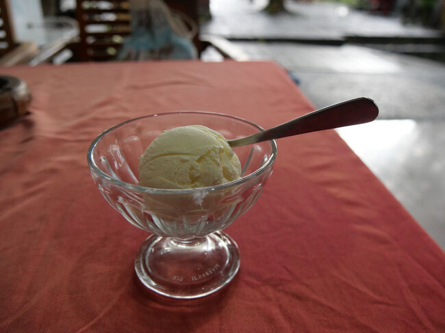 デザートにバニラアイスクリーム。<br /><br />ビールを含めて合計でIDR120,000（≒1,200円）でした。