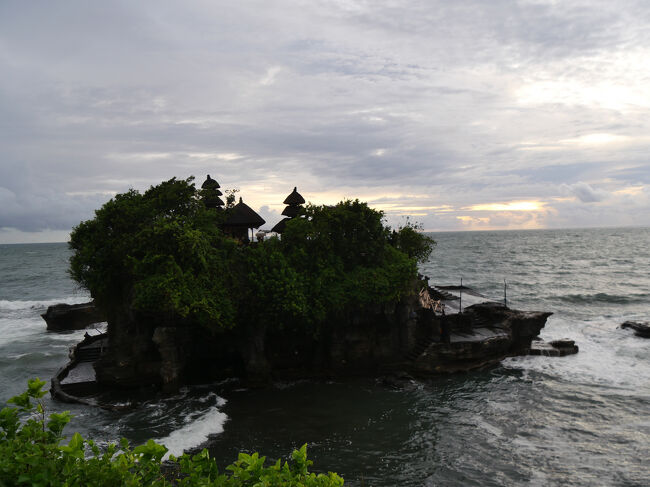 それでも僅かながら夕日を背景としたタナ・ロット寺院のシルエットを楽しむことが出来ました。