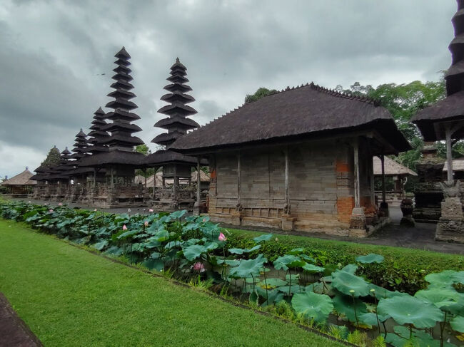 メルの間にある、壁がある建物は「グドン・パイボン（gedong paibon）」ですが、用途はわかりません。<br /><br />