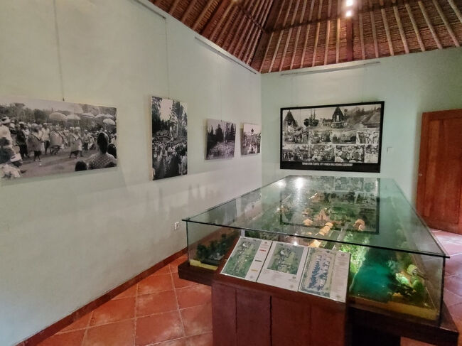 この棟には、寺院境内のミニジオラマやメングウィ王族の古い写真、バリ・ヒンズー教の宗教儀式の写真が展示されています。