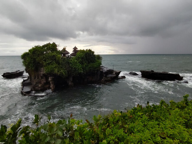 雨は止みましたが、夕日を見るには残念な曇り空です。<br /><br />この時期はバリは雨期だから仕方がないですね。