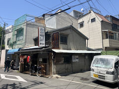 「きらく」に来ました。
ガード下のホルモン焼のやまきは閉店（店主がお亡くなりなったとのこと）しており、堺筋沿いのまるふくは大盛況でした。