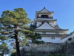 あの天守まで登る時間、気力、体力がなくなり外観だけ見て退散することにしました。残念！