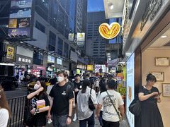 腹ごなしに、繁華街のネイザンロードをずーっと散策