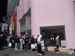 射撃場に行く途中、行列が。

お菓子屋さんかなと思いきや化粧品のお店でした。

「BANILA  CO」

