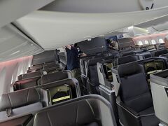 台北に2泊し、台北から香港へエバー航空ビジネスクラスで飛ぶ。グループ1で搭乗したがビジネスクラスへ行ったのは数人だけ。エバー航空789型機は、座席は1ｰ2ｰ1配置のフルフラット。ビジネスクラスは半分程度の搭乗率。
