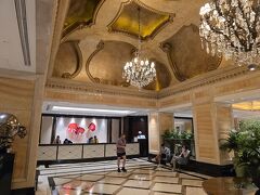 九龍駅からタクシーで凡そ香港50ドル=千円、10分程でランガムホテルに到着した。
タクシーに寄ってきたボーイに、クラブフロア予約なのでクラブラウンジに行きたい、と言うと荷物はベルデスクに預かり、名前で確認し11階クラブラウンジ迄案内してくれた。対応は非常に丁寧。
シャンデリアが美しいランガムホテルロビー。