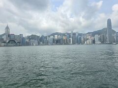 ５分歩いてビクトリアハーバーに出る。香港島セントラルが対岸に見える。