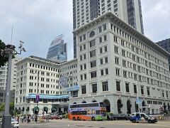 ペニンシュラホテルを見ながら、地下鉄駅に行くため尖沙咀の大通りへ行く。
