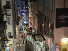 伊豆のように坂が多い香港は上りが大変。
そこで長いエスカレーターがあり、上に登って行ける。