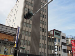 泊ってる「エアラインインホテル高雄」の道沿い100ｍくらいの所に