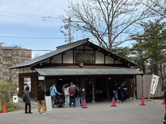 ここでしか食べれない半官さまがあるといこうことで並びます。
神宮茶屋より空いていたと思います。