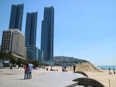 ビーチの東側には、BUSAN  X the SKY
