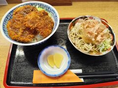 ちょうどいい時間になったので、昼ごはんを食べました。ソースカツ丼と越前おろしそばのご当地グルメ。うまいっ！