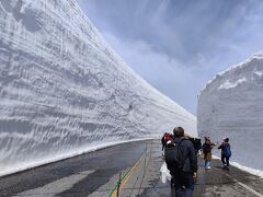9:30になったので、いざ雪の大谷ウォークへ。今年の高さは16メートル。平均的な高さらしいです。GPS機能を使って除雪を進めていくんだそう。確かに、目印なんかないですもんね。雪の大谷の端の方はそこまで高くない(高いんだけど)んですが、真ん中辺りに最高地点があります。