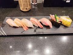 駅前の寿司屋でしーすー。回転寿司屋さんと言っても回ってるのは湯のみと醤油差しだけで、タッチパネルで注文して、席に届けるというスタイルでした。北陸のカガヤキセブンというプレートを注文。白えび、ホタルイカ、ズワイガニ、のどぐろ…。満足でした。