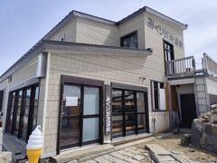 時間があったのでみくりが池温泉でひとっぷろ。近くに火山ガスが吹き出している所があるので、こちらも硫黄泉です。秘湯を守る会の提灯があり、源泉かけ流し。1100円の入浴料は高いですが、やむなしだと思います。