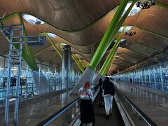 定刻の8:50、マドリード到着
初訪問です
波打った天井が芸術的