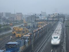 朝、東静岡駅にいます。
本日の天候は、あいにくの土砂降り。。
