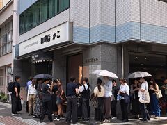 ＡＭ９時４５分。

目的のカフェにとうちゃこ。

でも長蛇の列、、、だめだこりゃ。