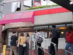 ＡＭ１０時３７分。

もう一軒ハシゴしようと思ったら、、、

長蛇の列、、、だめだこりゃ。