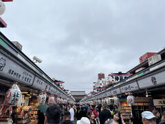 仲見世通りをぶらぶら。