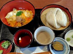 「かくのだ亭」は、秋田の名物を食べたい観光客にぴったりの店です。基本のメニューは比内地鶏の親子丼と稲庭うどんのみ。単品にしたりセットにしたり温麺にしたりのバリエーションはありますが。

私もオットも比内地鶏の親子丼と冷たい稲庭うどんのセットで2色つゆにしました。しっかりした肉質の比内地鶏の親子丼も、つるつるで喉越しのいい稲庭うどんもどちらも美味しかったです。