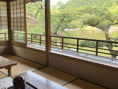 朝ごはんは、栗林公園内 花園亭 離れのお茶室・泛花亭で、朝がゆ（泛花亭特別献立）を。