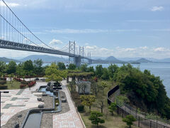 【２日目朝１０時】
朝ごはんを食べた後は、瀬戸大橋を通って本州へ。
（写真は瀬戸大橋の途中にある与島パーキングエリアから岡山を望む）

【２日目昼～５日目夕方まで】
島根県の奥出雲、出雲大社、松江城、足立美術館、鳥取の鳥取砂丘をめぐります。