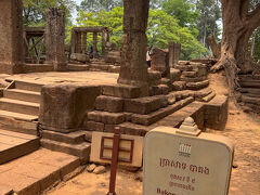 寺院の入り口に石碑があり、「バコン寺院 9世紀後半」と書かれていました。