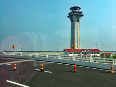 ホテルロビーに集合後、現地ガイドさん案内でバスに乗車してシェリムアップ・アンコール国際空港(SAI)に向かいました。帰国便に搭乗します。

空港のコントロールタワーが見えてきました。空港付近の道路は綺麗に舗装され、空港建物も大きく新造で立派です。道路と空港施設、中国政府の援助で建造されたそうです。遺跡案内板などで中国語が使用されていることなども含め、カンボジアに対する中国の影響力の大きさを感じさせられます。

今回のアンコールワット遺跡観光では、クメール王朝（アンコール王朝）が全盛期であった12世紀に建造されたアンコールワットやアンコールトムに加えて、クメール王朝が成立した9世紀後半に建造されたパンティアイ・スレイ寺院やロリュオス遺跡群を見学しました。
アンコールワットやアンコールトムは大規模で迫力がありましたが、美しさや芸術性の点では小規模なパンティアイ・スレイ寺院やロリュオス遺跡群の方が強く印象に残りました。特にパンティアイ・スレイ寺院に残されている彫刻レリーフの美しさは群を抜いているように感じました。世界遺産の中でも特に素晴らしい遺跡であると思います。